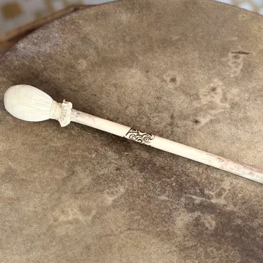 Trommelstock aus Holunderholz mit Lederklöppel und Brandverzierung