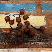 Thelevi Doppelball Rassel mit verstellbarer Schnurlängen