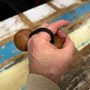 Thelevi Doppelball Rassel mit verstellbarer Schnurlängen