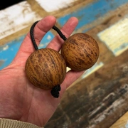 Thelevi Doppelball Rassel mit verstellbarer Schnurlängen