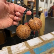 Thelevi Doppelball Rassel mit verstellbarer Schnurlängen