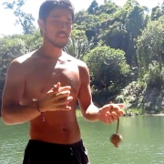 Thelevi Doppelball Rassel mit verstellbarer Schnurlängen