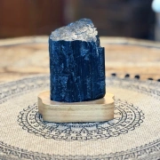 Schwarzer Turmalin auf Holzsockel | Schutz & Erdung