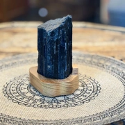 Schwarzer Turmalin auf Holzsockel | Schutz & Erdung