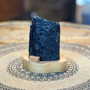 Schwarzer Turmalin auf Holzsockel | Schutz & Erdung