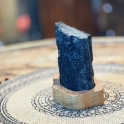 Schwarzer Turmalin auf Holzsockel | Schutz & Erdung