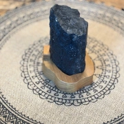 Schwarzer Turmalin auf Holzsockel | Schutz & Erdung