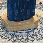 Schwarzer Turmalin auf Holzsockel | Schutz & Erdung