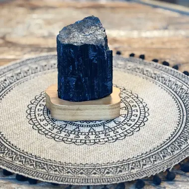 Schwarzer Turmalin auf Holzsockel | Schutz & Erdung