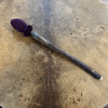 Trommelstock aus Erlenholz mit Wollstoffklöppel