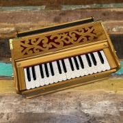 Radha OM Harmonium | 2.5 Oktaven | Teakholz | 440 & 432 Hz