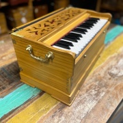Radha OM Harmonium | 2.5 Oktaven | Teakholz | 440 & 432 Hz