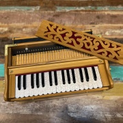 Radha OM Harmonium | 2.5 Oktaven | Teakholz | 440 & 432 Hz