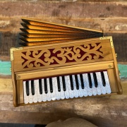 Radha OM Harmonium | 2.5 Oktaven | Teakholz | 440 & 432 Hz