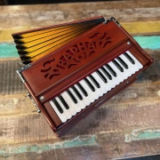 Radha Harmonium | 2¾ Oktaven | Zedernholz Edition | 440 Hz