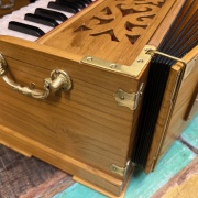 Radha OM Harmonium | 2.5 Oktaven | Teakholz | 440 & 432 Hz