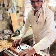 Radha OM Harmonium | 2¾ Oktaven | Teakholz Edition | 440 Hz