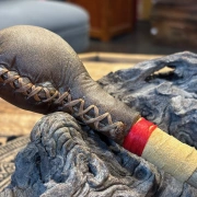 Rohhautrassel aus Bisonhaut