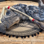 Rohhautrassel aus Bisonhaut