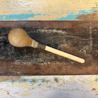 Rohhautrassel aus heller Büffelhaut