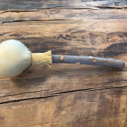 Hirschhaut Rassel – Handgefertigtes Ritualinstrument