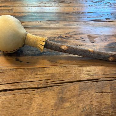 Hirschhaut Rassel – Handgefertigtes Ritualinstrument