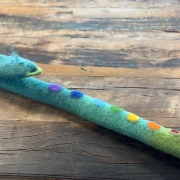 Gefilzte Flötentasche mit Regenbogenfarbtupfern