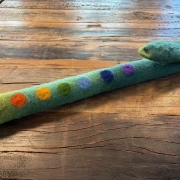 Gefilzte Flötentasche mit Regenbogenfarbtupfern