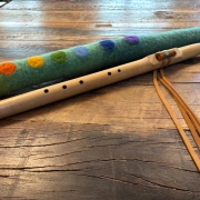 Gefilzte Flötentasche mit Regenbogenfarbtupfern