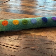 Gefilzte Flötentasche mit Regenbogenfarbtupfern