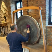 WOM KI Gong – Der Klang der inneren Weite | ø 90 cm | Edelstahl-Gong