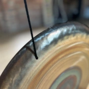 Wom VOX Gong | Handgefertigter Edelstahl-Gong | 50 cm