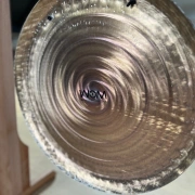 Wom VOX Gong | Handgefertigter Edelstahl-Gong | 50 cm