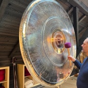 WOM KI Gong – Der Klang der inneren Weite | ø 150 cm | Edelstahl-Gong