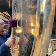 WOM KI Gong – Der Klang der inneren Weite | ø 150 cm | Edelstahl-Gong