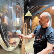WOM KI Gong – Der Klang der inneren Weite | ø 150 cm | Edelstahl-Gong
