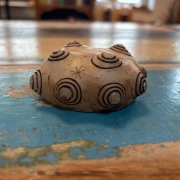 Chumpi Stein mit 13 Monden – handgeschnitzt aus Alabaster