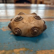 Chumpi Stein mit 13 Monden – handgeschnitzt aus Alabaster