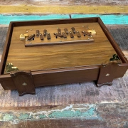 RADHA Shruti Box | Gross | Tonumfang C3–C4 wählbar in 440 Hz oder 432 Hz