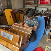 RADHA Shruti Box | Gross | Tonumfang C3–C4 wählbar in 440 Hz oder 432 Hz