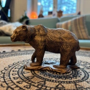 Krafttierfigur Bär – Handgeschnitzt aus massivem Vollholz