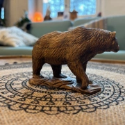 Krafttierfigur Bär – Handgeschnitzt aus massivem Vollholz
