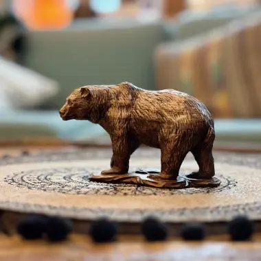 Krafttierfigur Bär – Handgeschnitzt aus massivem Vollholz