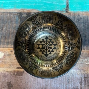 Klangschale mit Shri Yantra | ø 24 cm | Ton ~ E | Sonnenton ( ca. 160 Hz)