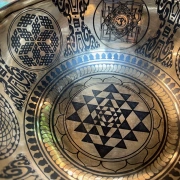 Klangschale mit Shri Yantra | ø 24 cm | Ton ~ E | Sonnenton ( ca. 160 Hz)