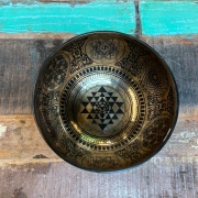 Klangschale mit Shri Yantra | ø 23.6 cm | Ton ~ C# | OM-Ton / Erdtons (136,10 Hz)
