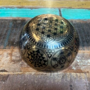 Klangschale mit Shri Yantra | ø 23.6 cm | Ton ~ C# | OM-Ton / Erdtons (136,10 Hz)