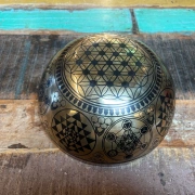 Klangschale mit Shri Yantra | ø 24.5 cm | Ton ~ B (H) | Chiron (120,25 Hz)