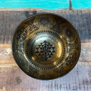 Klangschale mit Shri Yantra | ø 24 cm | Ton ~ A# / Bb | Sedna-Ton (121,51 Hz)