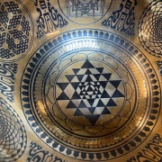 Klangschale mit Shri Yantra | ø 24 cm | Ton ~ A# / Bb | Sedna-Ton (121,51 Hz)